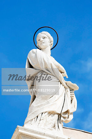 Italy. Sicily. Syracuse. Ortigia district. Piazza Duomo. The cathedral. Sculpture in front.