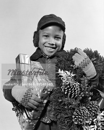 1940s AFRICAN AMERICAN BOY CHRISTMAS PRESENTS WREATH