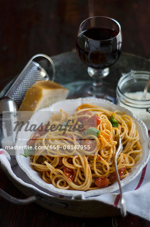 Spaghetti ai pomodori di Pachino (pasta with steamed cherry tomatoes, Italy)