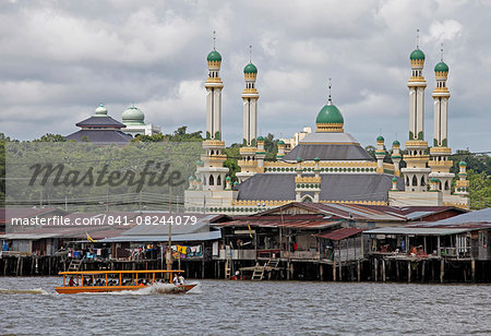 Tourist boat past the Jame' Asr Hassanil Bolkiah mosque in Bandar Seri Begawan, Brunei, Southeast Asia, Asia