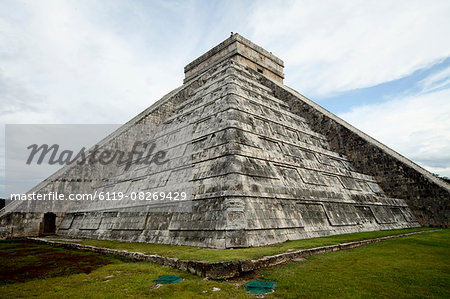 Kukulkan Pyramid, Mesoamerican step pyramid nicknamed El Castillo, Chichen Itza, UNESCO World Heritage Site, Yucatan, Mexico, North America