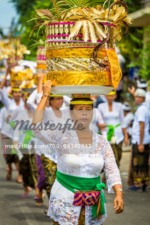Women carrying religious offerings on their heads at a cremation ceremony for a high priest in Ubud, Bali, Indonesia