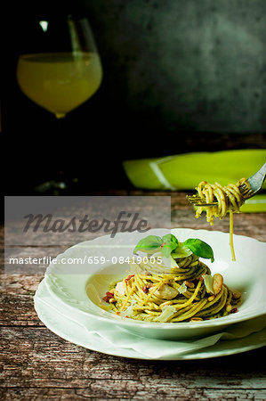 Spaghetti al pesto con carne di pollo (spaghetti with pesto and chicken, Italy)