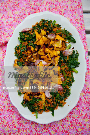 Spinach with fried pack pan squash, garlic and crispy crumbs