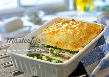 Spinach lasagne with ham and mozzarella Spinach lasagne with ham and mozzarella