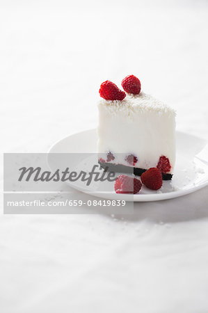 Coconut cheesecake with fresh raspberries