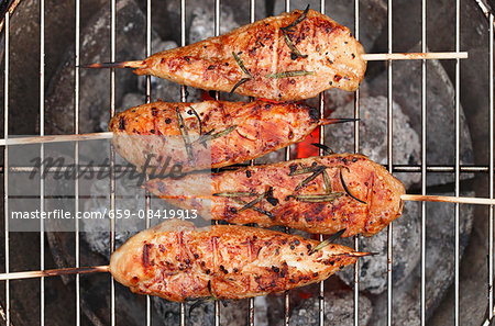 Chicken skewers on a barbecue (seen from above)