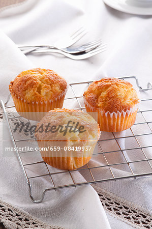 Lemon muffins with pears