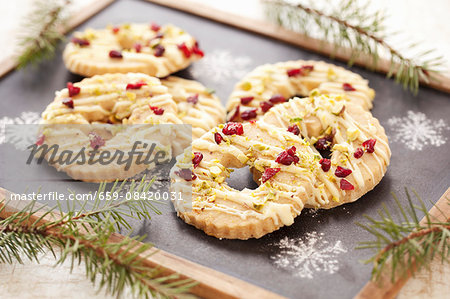 White chocolate biscuits with pistachios and cranberries (Christmas)
