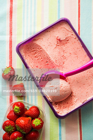 Strawberry ice cream and fresh strawberries