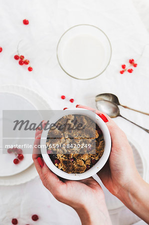 Wholemeal crumble with redcurrants