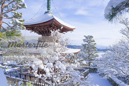 Taho-to Pagoda above the Nio-mon gate in snow, Jojakkou-ji Temple, Sagano, Kyoto, Japan