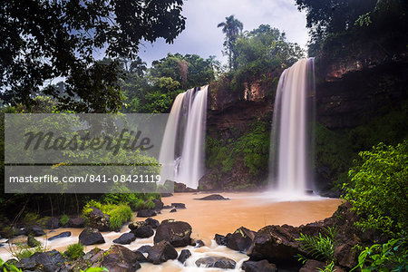 Salto Dos Hermanos (Two Brothers Waterfall), Iguazu Falls (Iguassu Falls) (Cataratas del Iguazu), UNESCO World Heritage Site, Misiones Province, Argentina, South America
