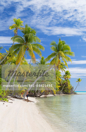 Couple on beach at Les Sables Roses (Pink Sands), Tetamanu, Fakarava, Tuamotu Islands, French Polynesia, South Pacific, Pacific