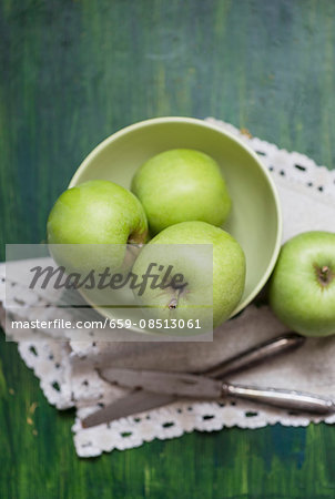 A bowl of green apples