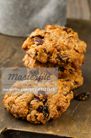 Oat and walnut biscuits with raisins