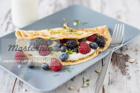 Gluten-free almond crêpes with quark and berries