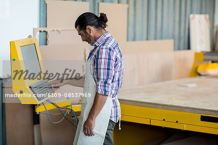 Carpenter pressing controls of engraving machine