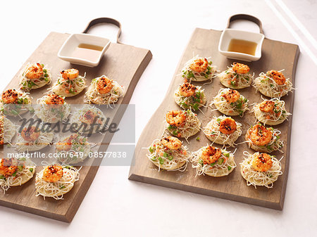 Sesame noodles and chilli prawn canapes with dipping sauce