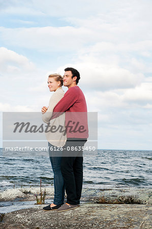 Sweden, Vastra Gotaland, Kallandso, Young couple looking at sea