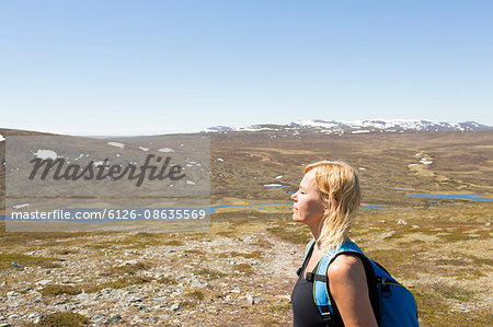 Sweden, Dalarna, Grovelsjon, Woman on mountain plateau