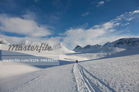 Sweden, Lapland, Men ski mountaineering