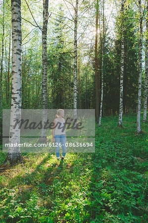 Finland, Mellersta Finland, Jyvaskyla, Saakoski, Woman standing in forest glade