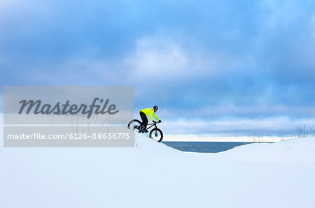 Finland, Pohjanmaa, Pietarsaari, Man cycling in snow