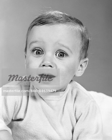 1960s BABY MAKE FUNNY FACIAL EXPRESSION WITH GOOD EYE CONTACT MOUTH OPEN SHOWING SURPISE SHOCK FEAR UNCERTAINTY