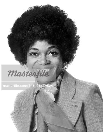 1970s PORTRAIT STYLISH AFRICAN-AMERICAN WOMAN LOOKING AT CAMERA AFRO HAIRSTYLE