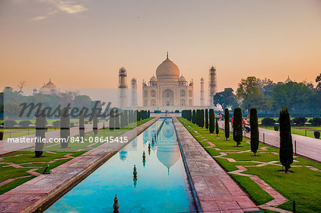 Sunrise at the Taj Mahal, UNESCO World Heritage Site, Agra, Uttar Pradesh, India, Asia