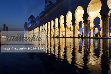 Sheikh Zayed Mosque at dusk, Abu Dhabi, United Arab Emirates, Middle East