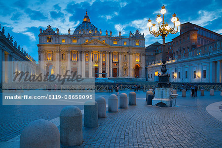 St. Peters and Piazza San Pietro at dusk, Vatican City, UNESCO World Heritage Site, Rome, Lazio, Italy, Europe