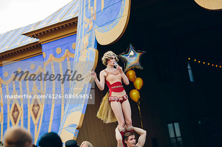 Sweden, Uppland, Hagaparken, Woman acrobat on man's shoulders