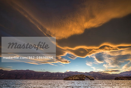 South America, Argentina, Santa Cruz, Patagonia, Lago Posadas, sunset over Posadas lake with the Andes in the background