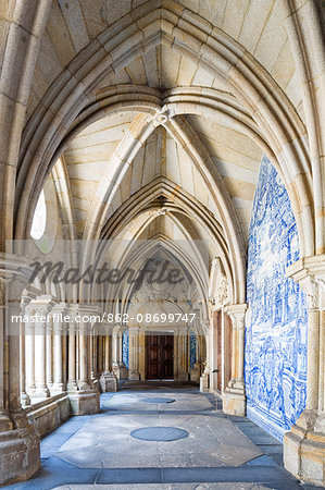 Portugal, Douro Litoral, Porto. The cloisters of Se Cathedral showing 18th century Azulejos.