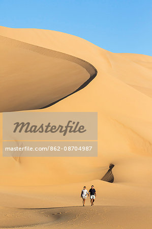 Niger, Agadez, Sahara Desert, Tenere, Arakaou. Visitors return from admiring the magnificent Arakaou sand dune in the Tenere Desert which stands about 385 m high.