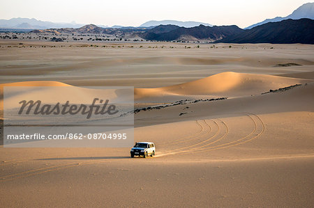 Niger, Agadez, Sahara Desert, Tenere, Kogo.  Desert driving on the edge of the vast Tenere Desert.