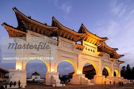 Taiwan, Taipei, Chiang Kaishek memorial grounds, Freedom Square Memorial arch