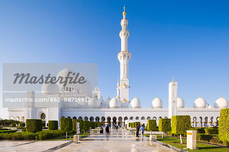 United Arab Emirates, Abu Dhabi. The white marble exterior of Sheikh Zayed Grand Mosque. Completed in 2007 the mosque can hold over 40,000 worshippers and is made up of 82 domes and four 107m high minarets.