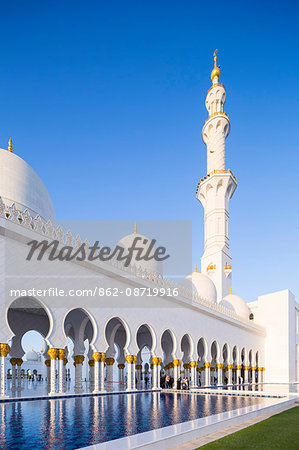 United Arab Emirates, Abu Dhabi. The white marble exterior of Sheikh Zayed Grand Mosque. Completed in 2007 the mosque can hold over 40,000 worshippers and is made up of 82 domes and four 107m high minarets.