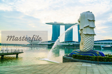 Merlion statue, the national symbol of Singapore and its most famous landmark, Merlion Park, Marina Bay, Singapore, Southeast Asia, Asia