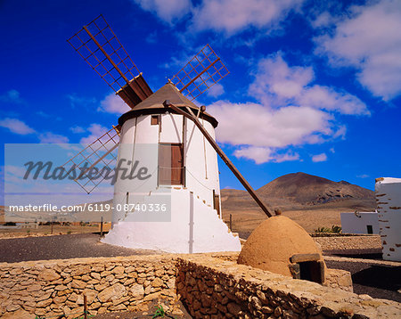 Old windmill with old stone oven, near Tiscamanita, Fuerteventura, Canary Islands, Spain