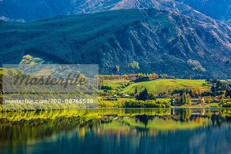 Picturesque shoreline of Lake Hayes near Queenstown in the Otago Region of New Zealand