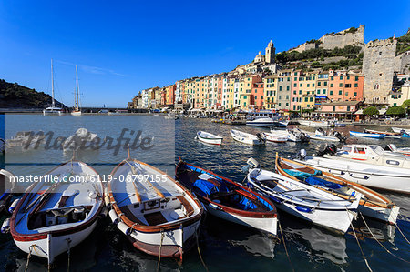 Portovenere (Porto Venere), UNESCO World Heritage Site, colourful harbourfront houses, boats and castle, Ligurian Riviera, Liguria, Italy, Europe