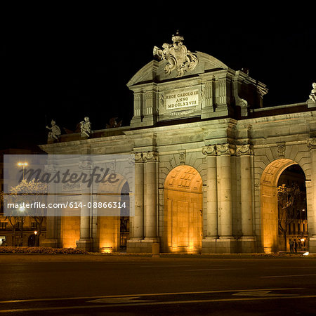 Puerta de Alcala at night