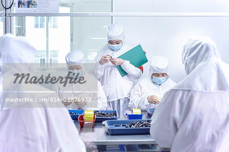 Workers in ecigarette factory