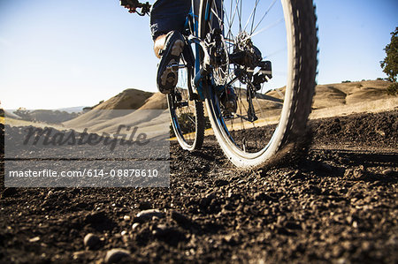 Cropped surface view of young man mountain biking on dirt track, Mount Diablo, Bay Area, California, USA
