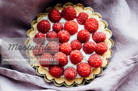 Small raspberry tart (seen from above)