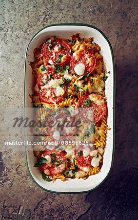 Pasta bake with tomatoes, mozzarella and parsley